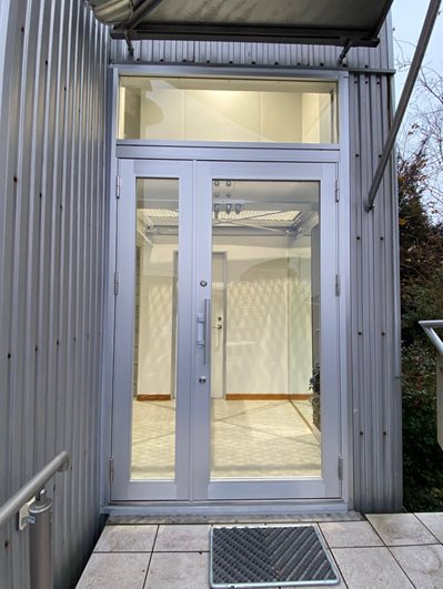 店舗入口ドア取替工事施工後